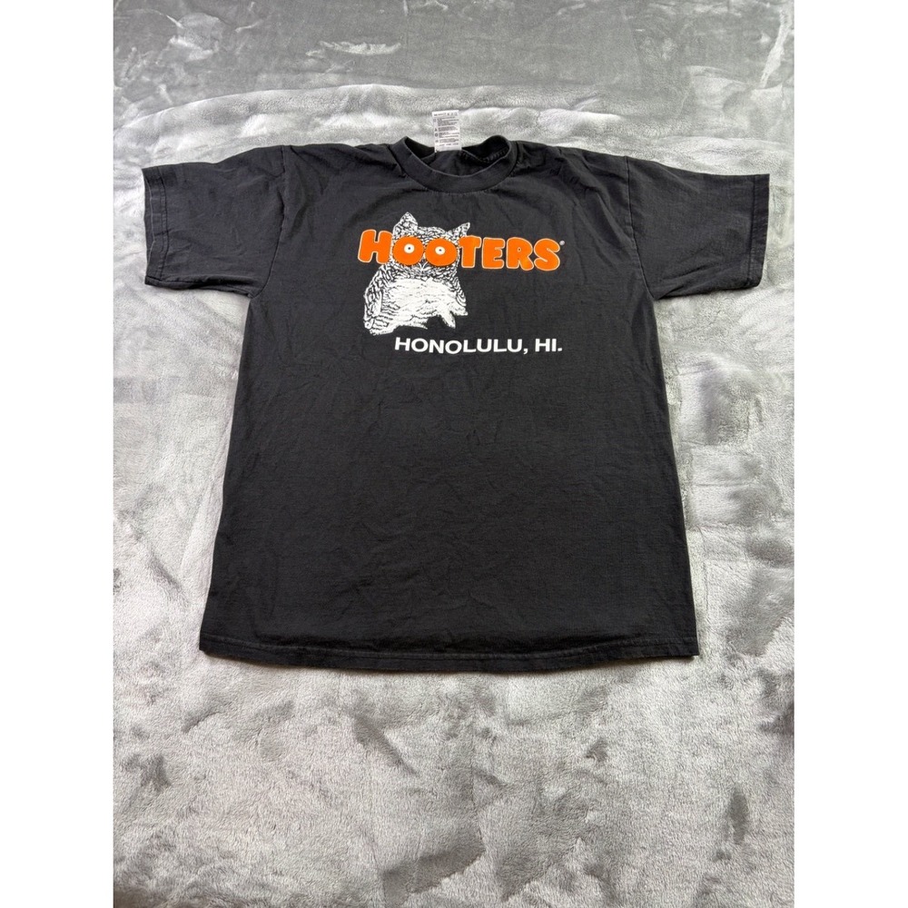 Tultex Hooters Honolulu, HI. Delightfully Tacky, Yet Unrefined. T-Shirt Mens L